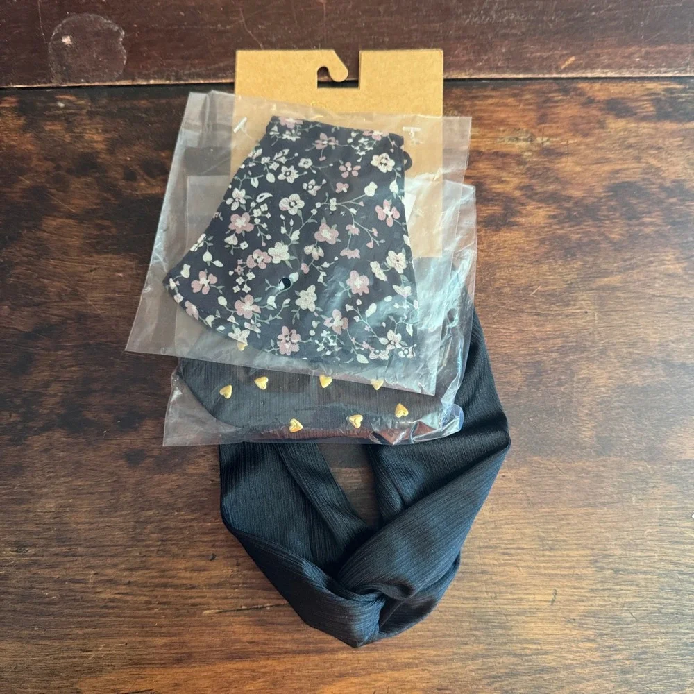 Berry Nordstrom Rack‎ Black Floral Gold Heart Set of 2 Face Masks & Headband